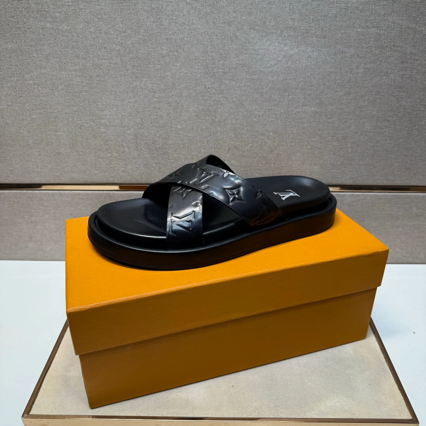⬛️Men's shoes 💰p400 [LV～] Men's casual slippers 2025z cabinet sales simultaneously 🔶Size: 39-44#️⃣ 🔷2 colors🔜The upper is made of cowhide stitching➕Genuine leather lining, comfortable and breathable, sole: original comfortable and wear-resistant outsole, ⚠️Real 📱Photographed🎬The real thing is better📢📢📢